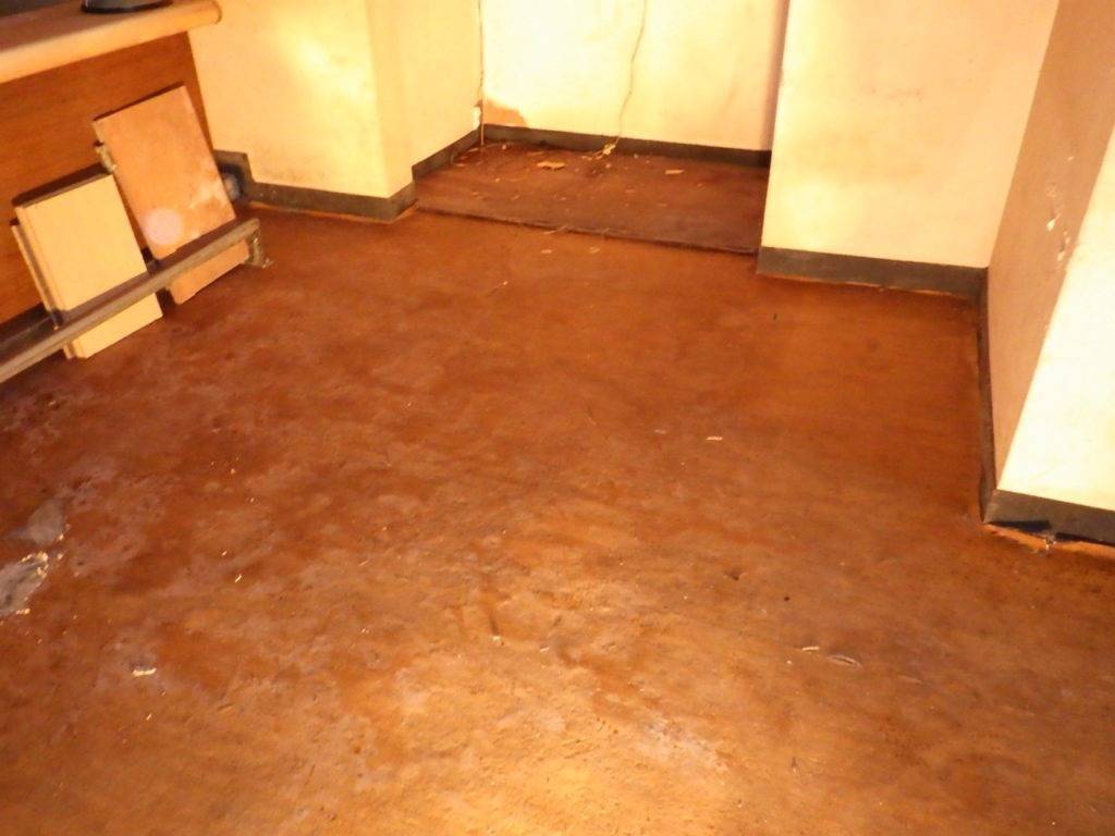 宜野湾市普天間テナントビル建物解体工事 (床材：長尺シート撤去)