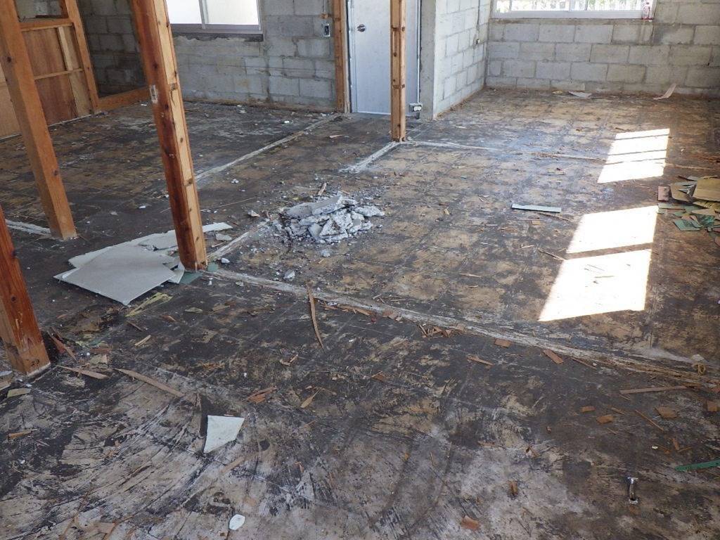  沖縄市山内S様邸解体工事 (床材：Pタイル撤去)