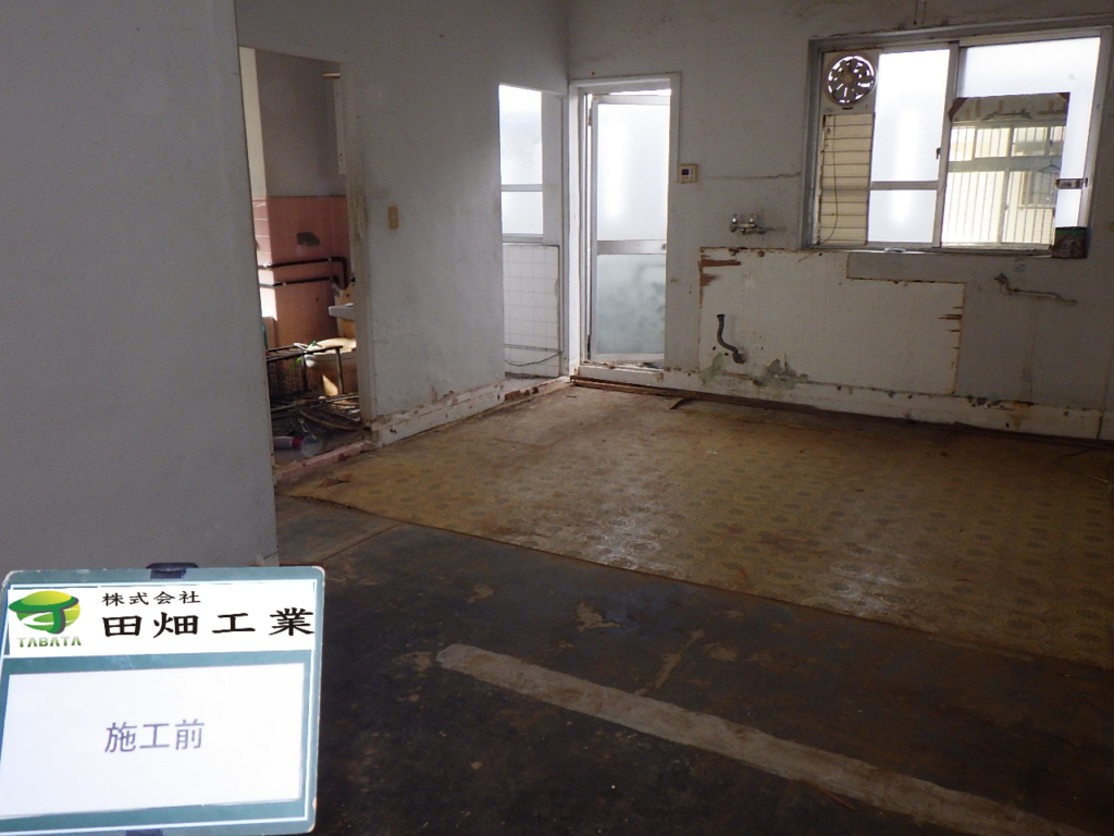 那覇市内アパート解体工事 (床材：Pタイル撤去)