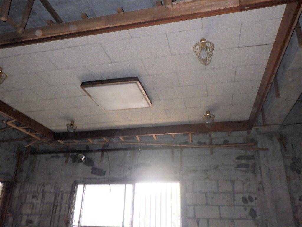 那覇市久茂地S様邸解体工事 (天井材：フレキシブルボード撤去)